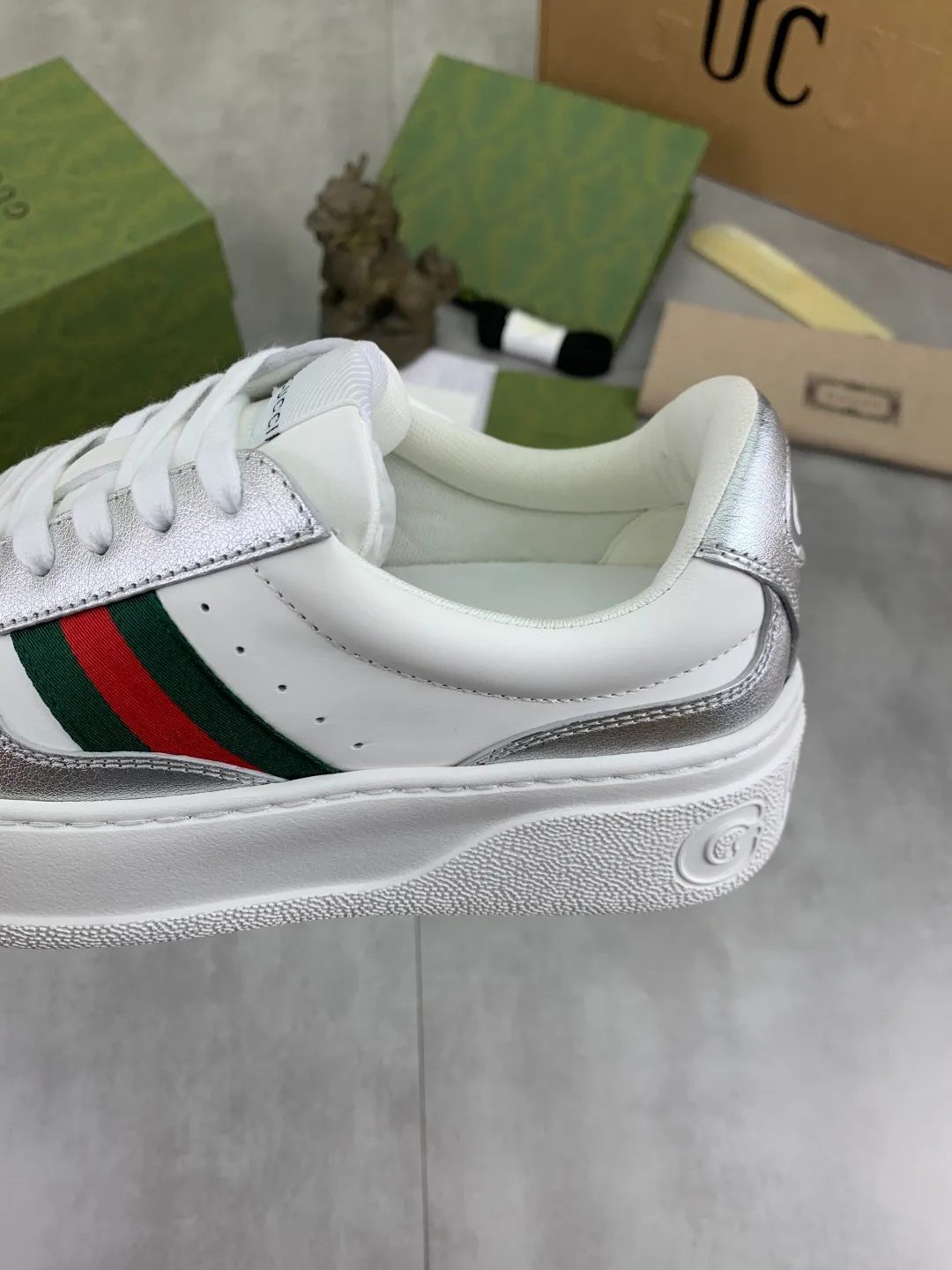 Men's shoes 💰P600 new GUCCI high version 🆕New series, 👫couple biscuit shoes, thick-soled sneakers, these are really comfortable, super light, comfortable and versatile, 👍a must-have item, this item is full of fun retro flavor. G’s new series continues to seek inspiration from daily life in other eras and incorporates the essence of current design to create refreshing designs. This sneaker is made of GG printed canvas and decorated with the classic double G monogram pattern, highlighting the profound connotation of the brand logo. GG printed embossed leather, glossy leather details, 5cm taller, instantly enhances your aura when worn! (With a complete set of packaging bags) Airplane box Size: 35-45